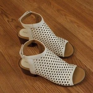 Girls Nine West white shoes/sandals appr size 3